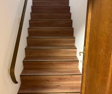 Escalier rénové avec un revêtement PVC effet bois
